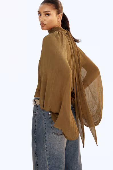 Блузка с бантом на вырезе- Заказать в России