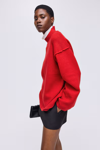 Свитер с высоким воротником и деталями швов