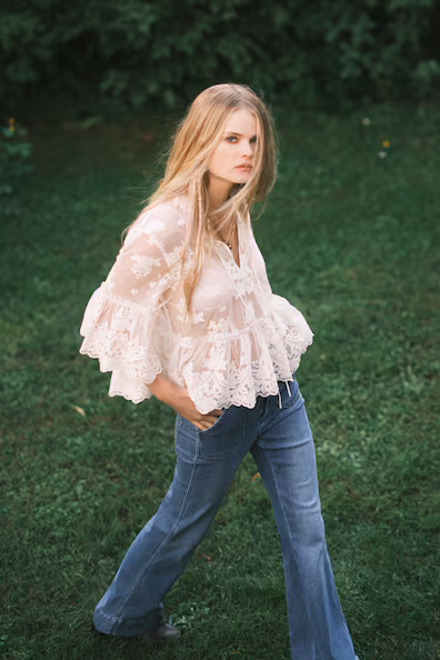 Джинсы с высокой посадкой и расклешенными брючинами- Заказать в России