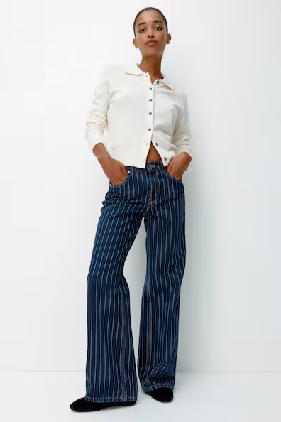 Джинсы прямого кроя с широкими штанинами- Заказать в России