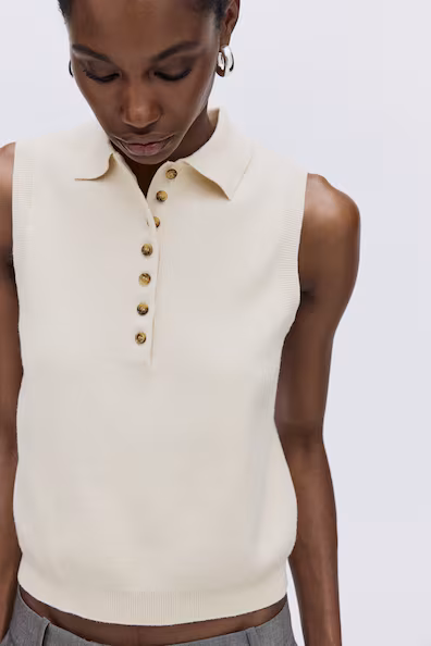 Жилет из вязаного материала с воротником