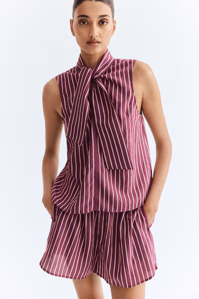 Блузка с бантом на вырезе