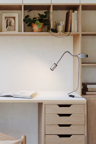 Светильник LED с регулируемым наклоном и зажимом и штекером- Заказать в России