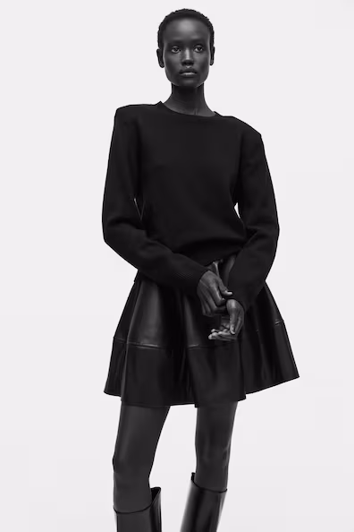 Свитер с декоративными накладками на плечах- Заказать в России