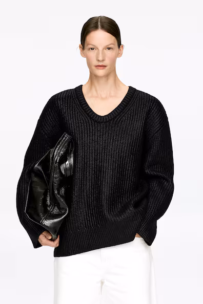 Покрытый шерстью свитер