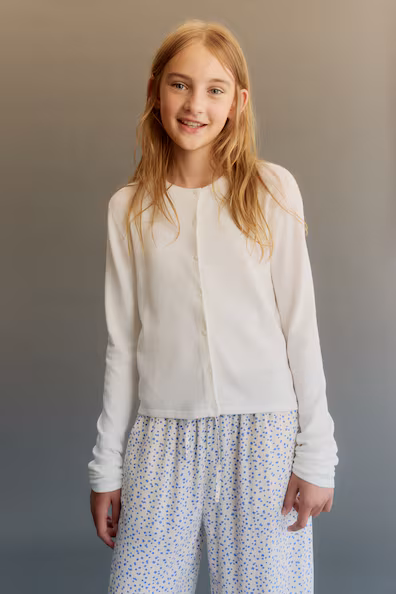 Тонкое белое платье из мягкой ткани