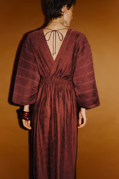 Платье с морщинами и лодочкой