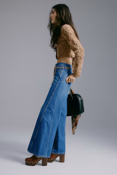 Джинсы с высокой талией и расширенным низом