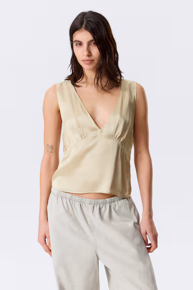 Топ из атласа без рукавов с вырезом лодочкой- Заказать в России