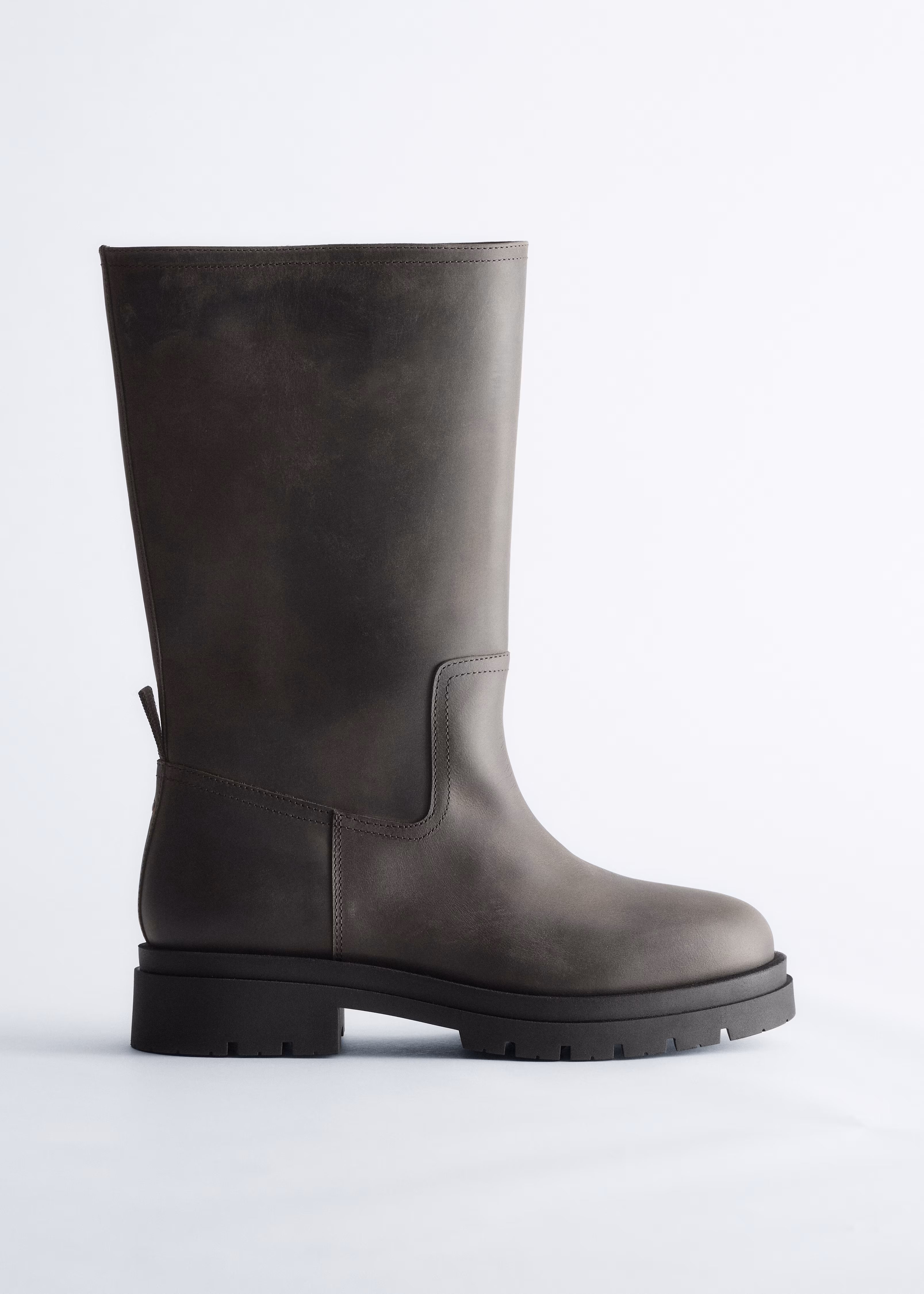 Сапоги с широкими хлястиками