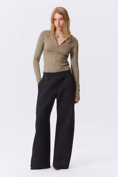 Релаксированные брюки-джоггеры с бочонковыми штанинами из неопрена- Заказать в России