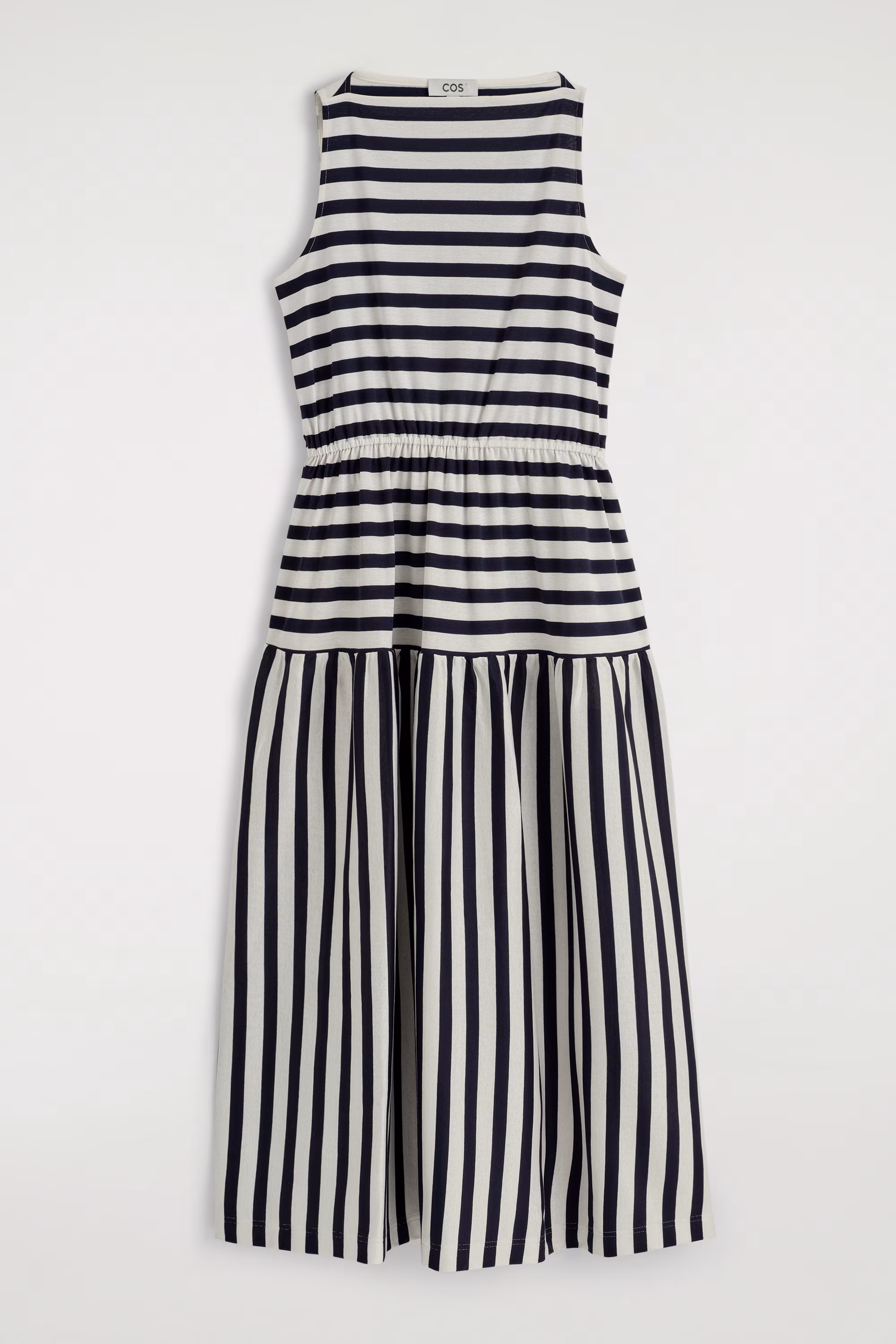 Средней длины платье сборками и вырезом лодочкой в полоску темно-синего и белого цветов- Заказать в России