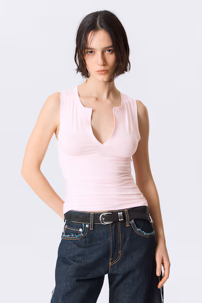 Топ без рукавов с вырезом лодочкой и облегающим силуэтом- Заказать в России