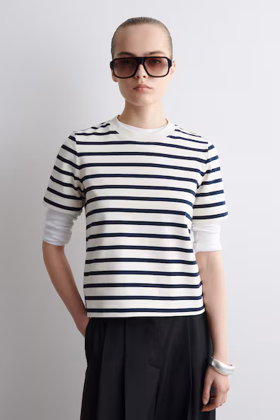 Футболка стандартного покроя облегающего силуэта- Заказать в России