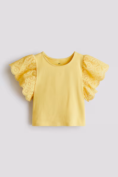 Свитер с рюшами и английской вышивкой на рукавах