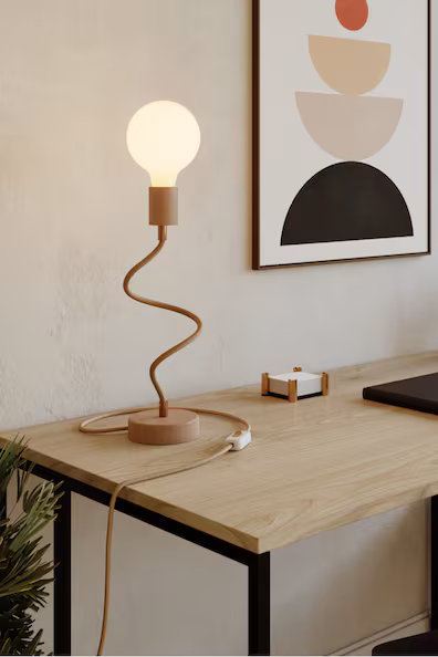 Настольная лампа на шарнирном кронштейне из натурального дерева