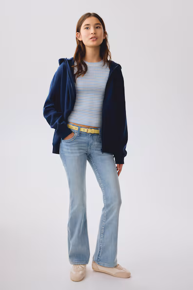 Джинсы с узкими штанинами в стиле буткат и зауженнымнизом- Заказать в России