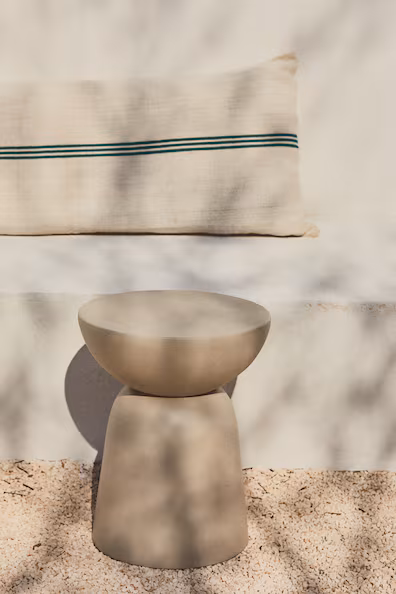 Металлический настольный столик для наружного использования