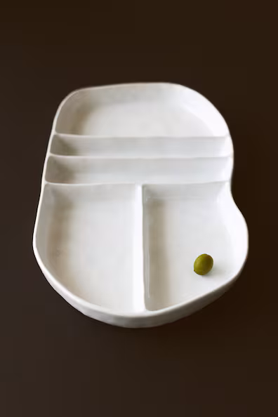 Большая тарелка необычной формы из фарфора