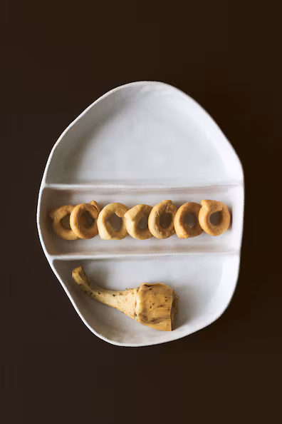 Тарелка необычной формы из фарфора