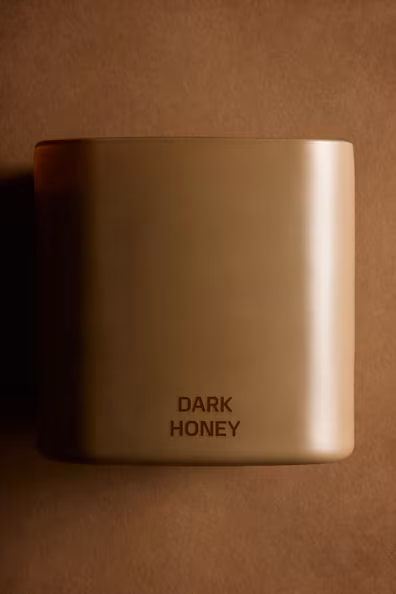 Большая ароматическая свеча в стеклянной подставке