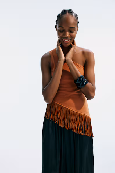 Топ с открытым плечом и бахромой