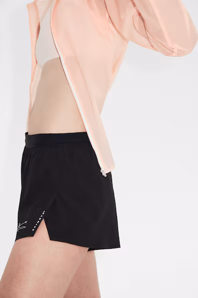 Короткие спортивные шорты с технологией drymove™- Заказать в России