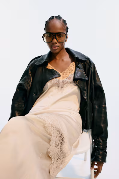 Платье из атласа с кружевом