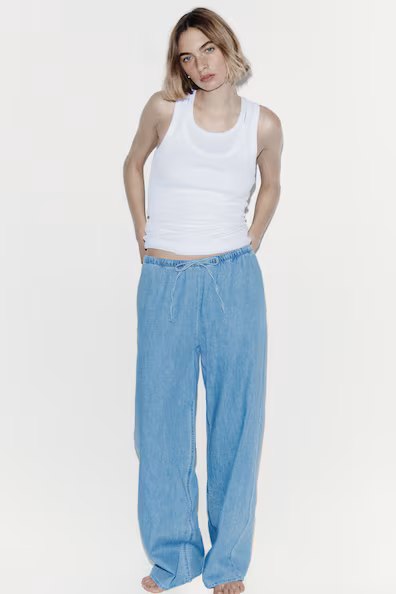 Джинсы в голубом дениме с завязкой- Заказать в России