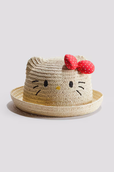 Соломенная шляпа с аппликацией