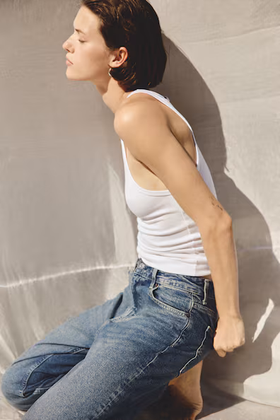 Джинсы mom slim fit с высокой талией и укороченным низом