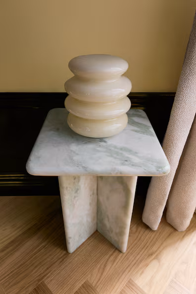 Приставной столик из мрамора- Заказать в России