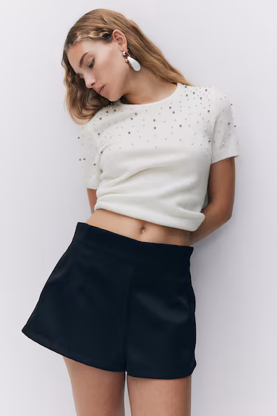 CAMISOLA EM MALHA FINA ADORNADA