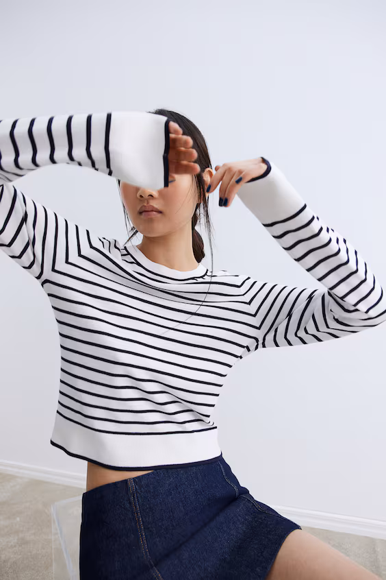 Свитер из тонкой вязаной ткани