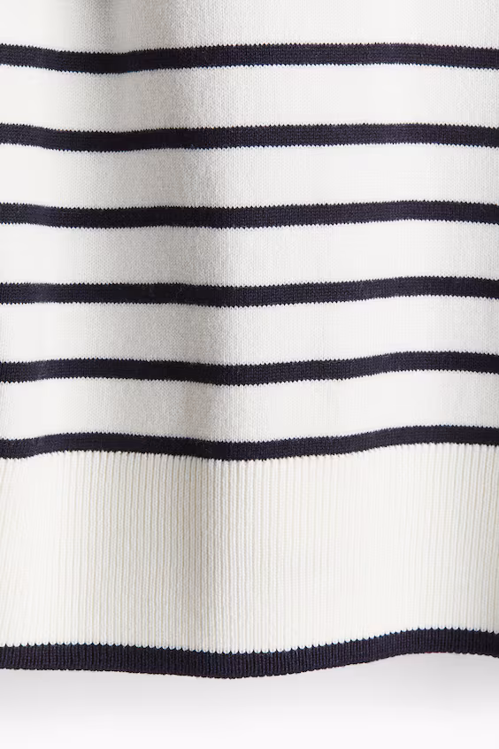 Свитер из тонкой вязаной ткани