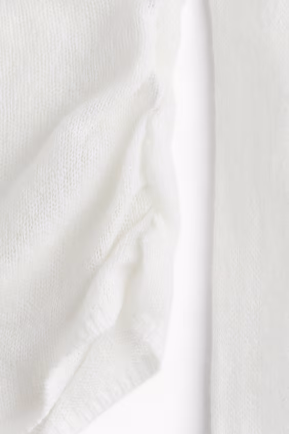 Свитер из воздушной вязаной ткани с открытыми плечами