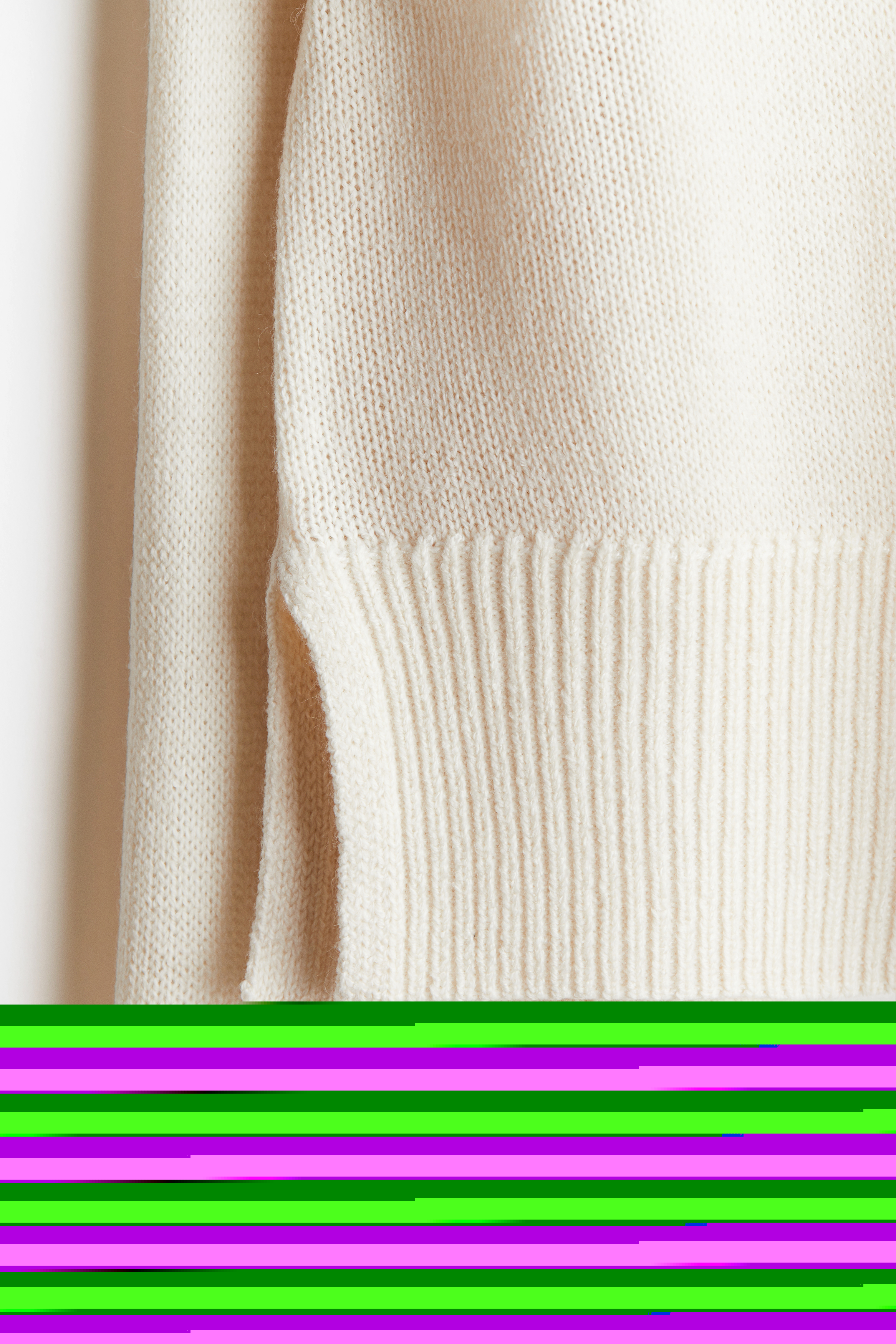 Свитер с воротником-стойкой из тонкой вязаной ткани