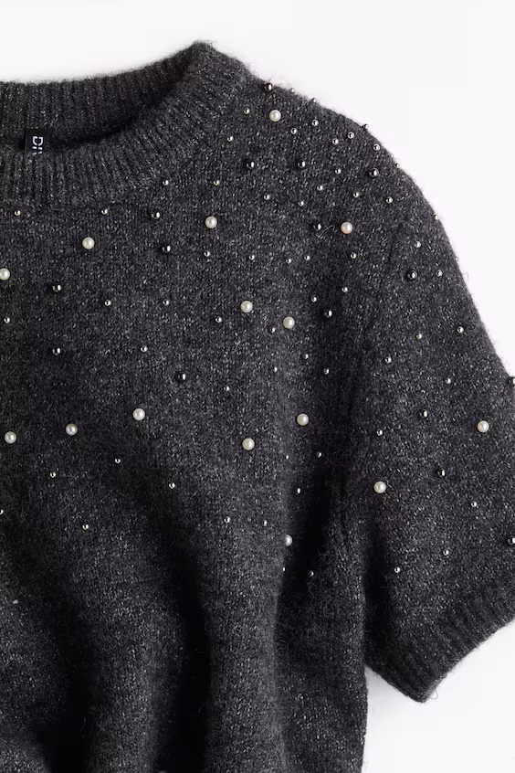 Платье из тонкой вязаной ткани с бисером