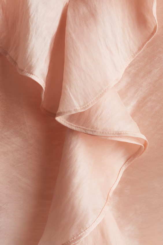 Топ на тонких бретелях с оборками