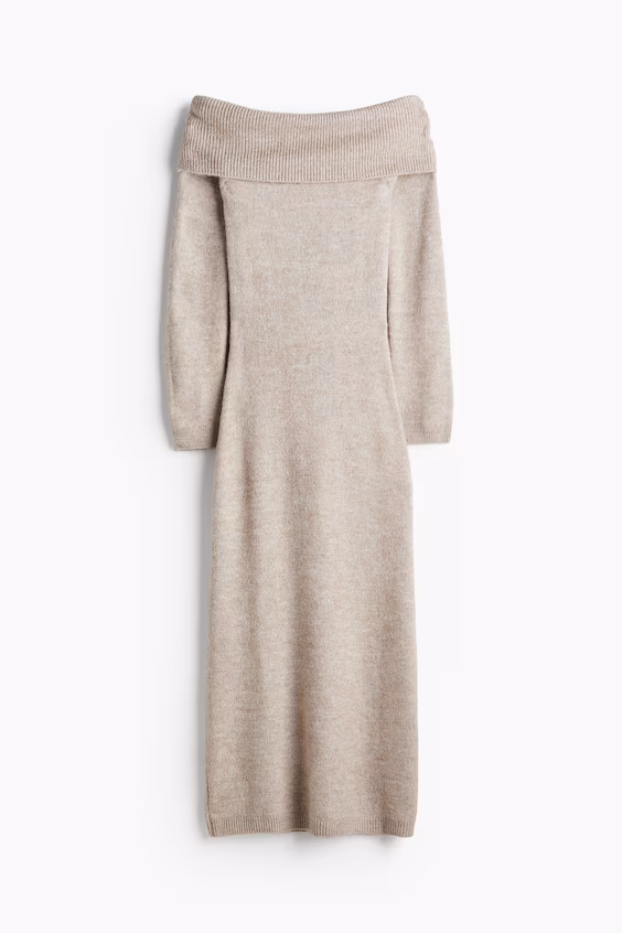 Платье из тонкой вязаной ткани с открытыми плечами