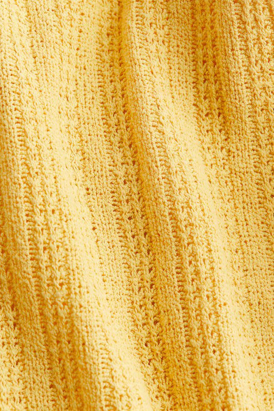 Топ на тонких бретелях из мягкой вязаной ткани