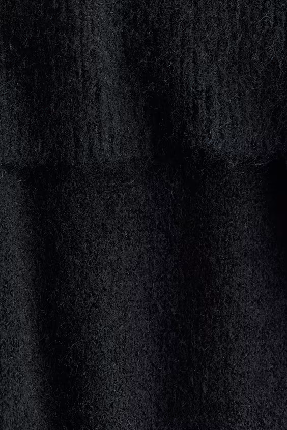 Платье из тонкой вязаной ткани с открытыми плечами