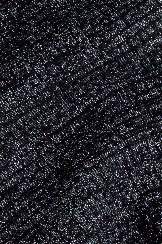 Блестящее платье с открытыми плечами