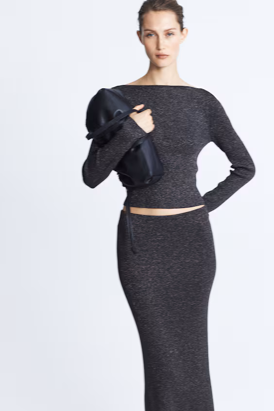 Блестящий свитер с лодочкой