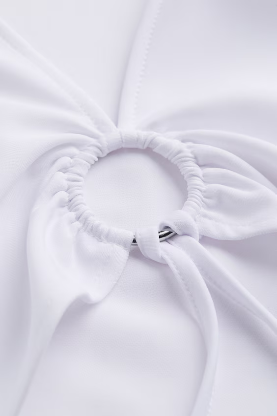 Короткий свитер с горлом