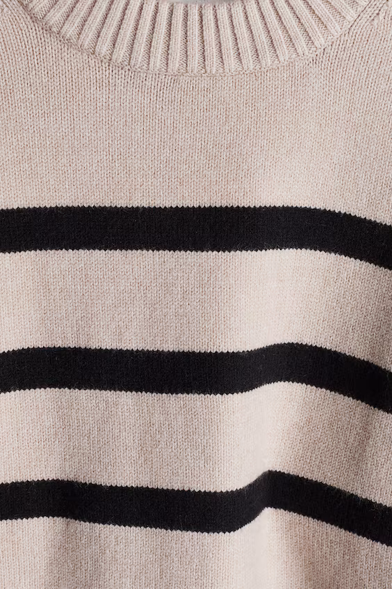 Свитер из тонкой вязаной ткани