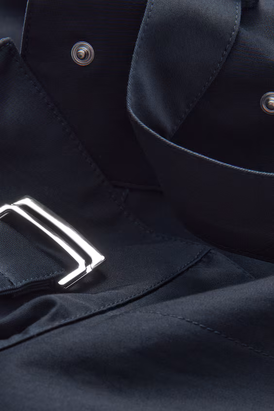 Пальто с расклешенной силуэтом и зауженным воротником