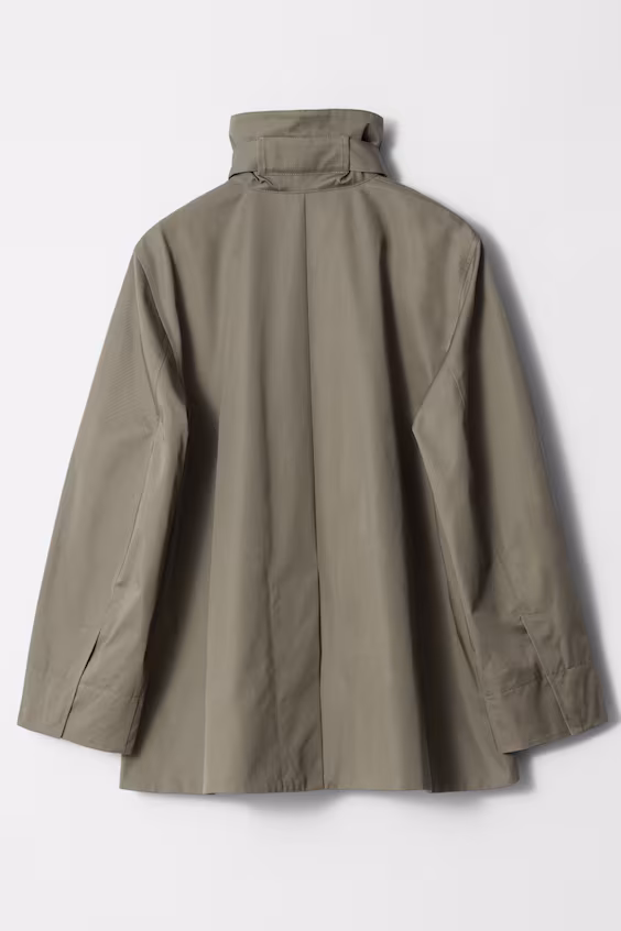 Пальто с расклешенной силуэтом и зауженным воротником