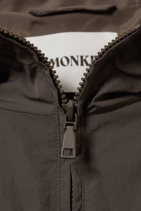 Ветровка из переработанного нейлона