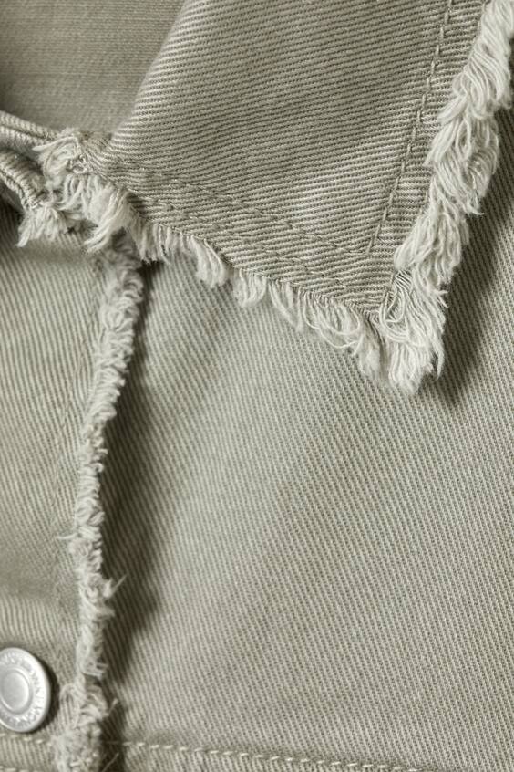 Короткая куртка из хлопка квадратного силуэта